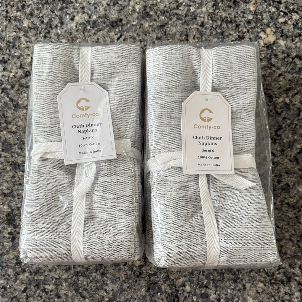 A Set of 12 Black & White Cloth Dinner Napkins in Cotton. New!